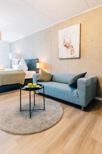 比勒费尔德Modernes Stadt-Apartement Mitte的客厅配有蓝色的沙发和床。