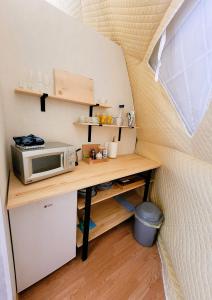ŠipovoNomad Glamping的一个小房子里一个小厨房,配有书桌