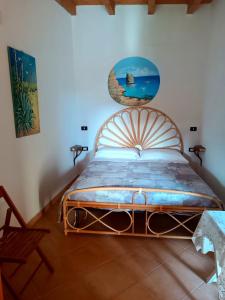 兰佩杜萨A due passi da Cala Pisana的一间卧室配有一张壁画床