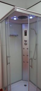 普诺Uros TITIKAKA the Best lodge的浴室里设有玻璃门淋浴