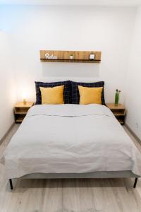 什图罗沃The Central Border Premium Apartment的卧室配有一张带黄色枕头的大型白色床。
