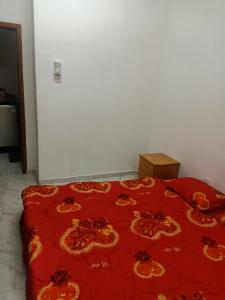 沙迦Private room for upto 4 peope的红色的床,上面有鲜花