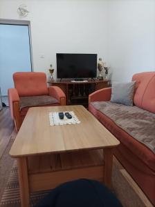 萨拉热窝Apartman Meka的客厅配有两张沙发和一张咖啡桌