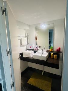 阿尔卡拉德荷那利斯Loft Confort的一间带水槽和镜子的浴室