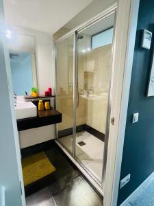 阿尔卡拉德荷那利斯Loft Confort的一间带玻璃淋浴和水槽的浴室