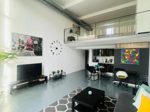 阿尔卡拉德荷那利斯Loft Confort的带沙发、电视和桌子的客厅