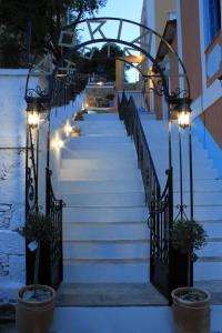 锡米Dorian Hotel的一套有灯的楼梯