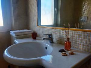 雷卡纳蒂港stella marina的浴室设有白色水槽和镜子