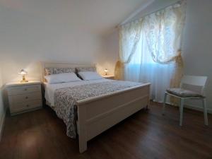 雷卡纳蒂港stella marina的一间卧室设有一张大床和一个窗户。