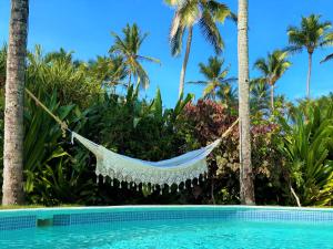 拉斯特拉纳斯Caribbean Beach Villa Playa Bonita Las Terrenas的度假酒店游泳池畔的吊床
