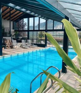 圣卡洛斯-德巴里洛切阿勒劳克恩简易别墅套房酒店的大楼内一个蓝色的大型游泳池