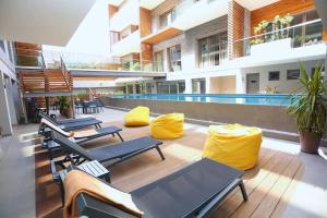 卡萨布兰卡Sublime Appart sur la Corniche , Luxueux et Vue sur Mer的酒店庭院设有椅子和游泳池