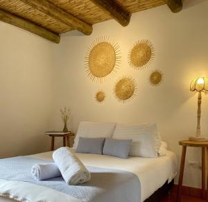 莱瓦镇Hotel Casa Boutique Villa de Leyva的卧室配有一张带三面镜子的床铺。