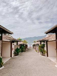 圣塞巴斯蒂安Abricó Beach Hotel的度假村两栋房子之间的走道