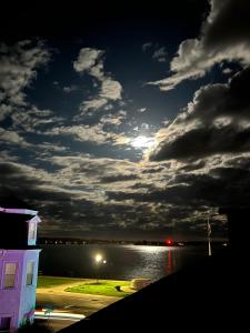 格洛斯特CbytheSea - Ocean View Penthouse的夜空在水体上,云天