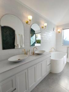 朗塞斯顿文达拉旺海住宿加早餐旅馆的浴室设有2个水槽和2面镜子