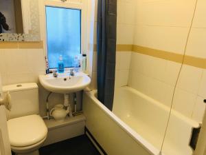 罗奇福德AC Lounge 119的浴室配有卫生间、盥洗盆和浴缸。