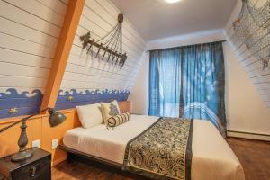 洋滨市Shorebirds Villas的一间卧室设有一张床和一个窗口