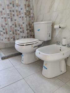 内乌肯Duplex Bosch的白色的浴室设有卫生间和浴缸。