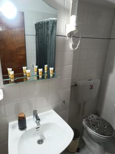 金尼昂Voulias Αpartments的一间带水槽、卫生间和镜子的浴室