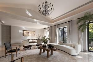 杭州杭州秋水山庄的客厅配有白色的沙发和桌子