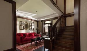 杭州杭州秋水山庄的一间带红色沙发和楼梯的客厅