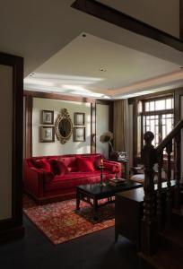 杭州杭州秋水山庄的客厅配有红色的沙发和桌子