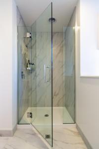 基督城Inner City Luxury 2 Bedroom 2 Bathroom的浴室里设有玻璃门淋浴