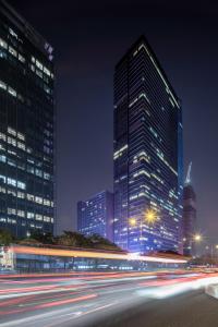 广州广州丽途国际公寓酒店（金融城店）的城市天际线,夜晚有高楼