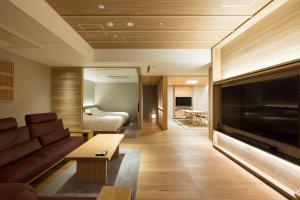 神户金山酒店的带沙发和平面电视的客厅