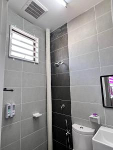 亚娄RAINA MUSLIM FRIENDLY HOMESTAY Perlis的带淋浴和卫生间的浴室以及窗户。
