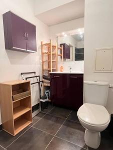 马西Spacious & cosy flat的浴室配有白色卫生间和盥洗盆。