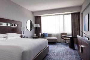 香港天际万豪酒店的配有一张床和一张书桌的酒店客房