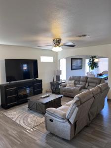拉斯克鲁塞斯Spacious, comfortable & relaxing home 4的带沙发和电视的客厅