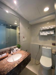哥打京那巴鲁BV1 STUDIO KK CITY CENTRE WITH POOL NEAR Imago的一间带水槽、卫生间和镜子的浴室