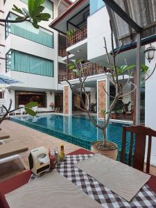 清迈Goldenbell Hotel Chiangmai的一座建筑物中央的游泳池
