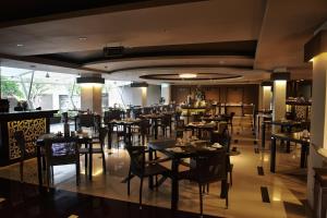 库塔库塔卡纳酒店的餐厅内带桌椅的用餐室
