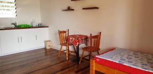 维拉港海更旅舍的一个带桌子和两把椅子的小厨房