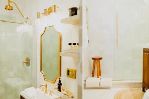 日内瓦湖New! Boutique Inspired 2br Loft, Lake Geneva的一间带水槽和镜子的浴室