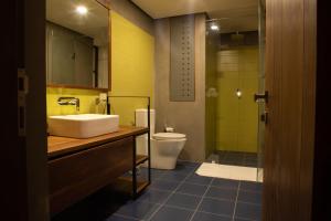 康提Lake Avenue Hotel Kandy的一间带水槽和卫生间的浴室