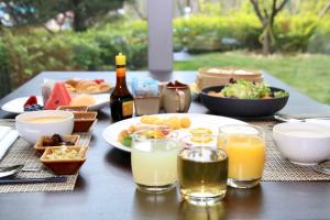 北京北京新青海喜来登酒店				的一张桌子,上面放着食物和饮料