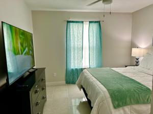 伊格尔帕斯Traveler Stay的一间卧室配有一张床和一台平面电视