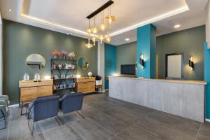 特拉维夫Residence Suites BY RAPHAEL HOTELS的一间沙龙,拥有蓝色的墙壁,还有一间候机室