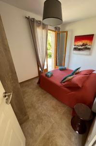 贝尔戈代尔Villa CAlisti的一间卧室设有红色的床和窗户。