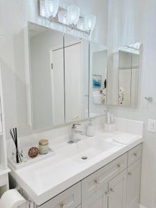 红木城Luxurious 2-bedrooms in Redwood + free parking的白色的浴室设有水槽和镜子