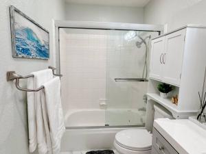红木城Luxurious 2-bedrooms in Redwood + free parking的带淋浴和卫生间的白色浴室