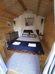 穆泰尔岛Paradise kosirina的小木屋内的一个床位