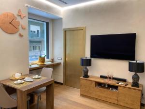 萨莱诺Civico Cinque Home Luxury Apartment的客厅配有桌子和平面电视。
