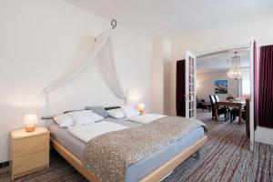 韦塞尔豪斯杜特恩酒店的一间带大床的卧室和一间餐厅