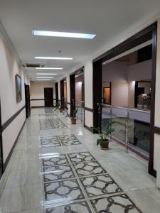 奇姆肯特seoul hotel的建筑里空荡荡的走廊,有盆栽植物